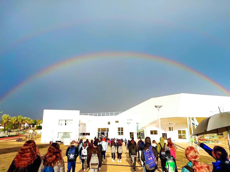 תלמידים בדרכם לבית הספר