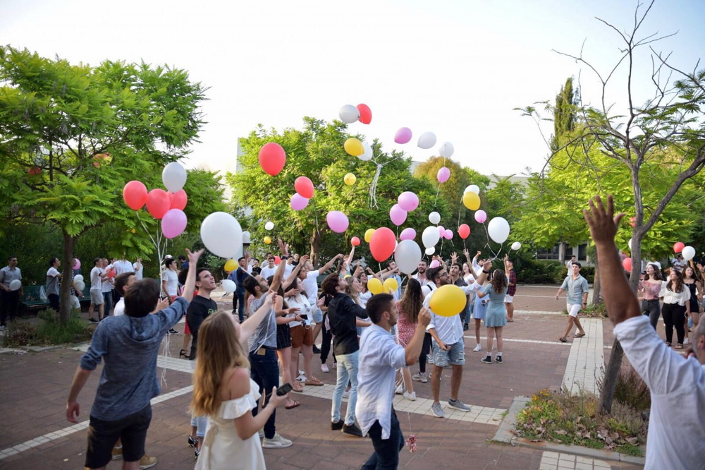 תמונת חגיגת שנה עם בלונים 