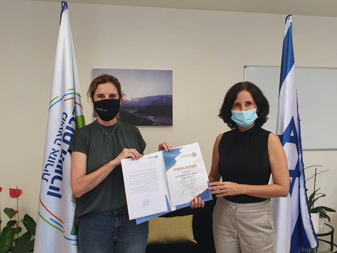 מקבלים את תעודת ההוקרה