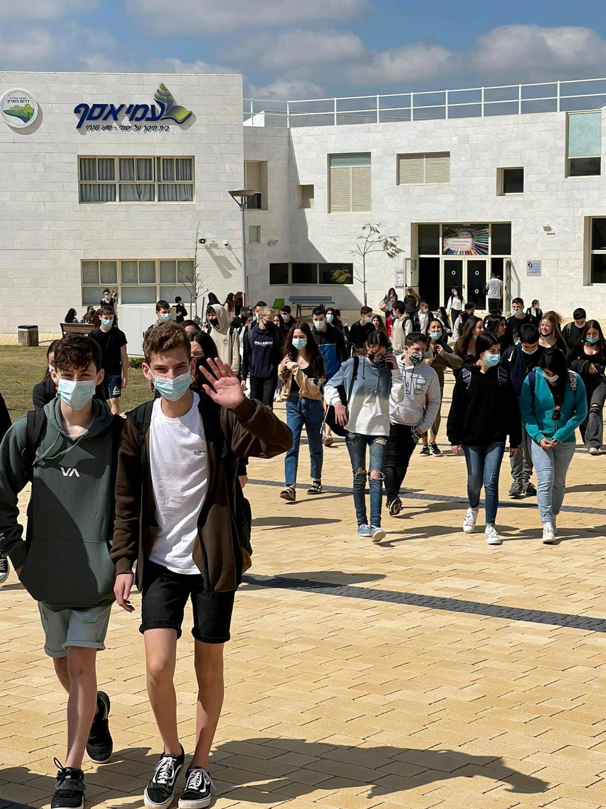 תלמידים חוזרים לבית הספר עמי אסף במועצה