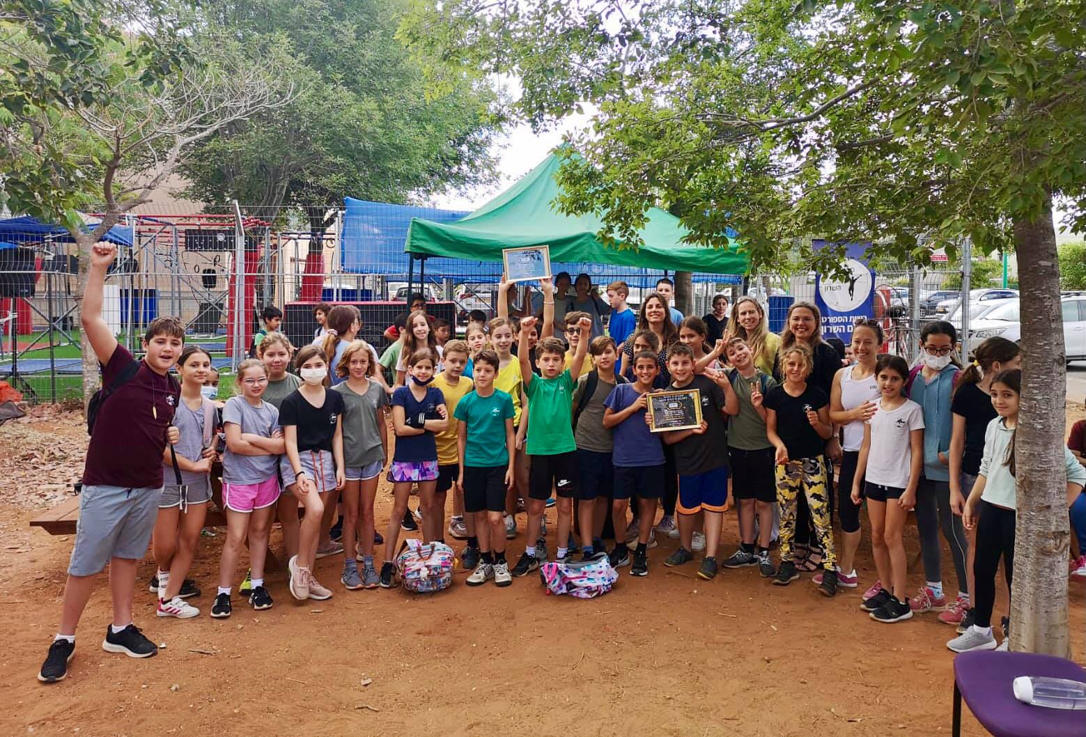 תלמידי בית חינוך יחדיו בפעילות במתחם הנינגה