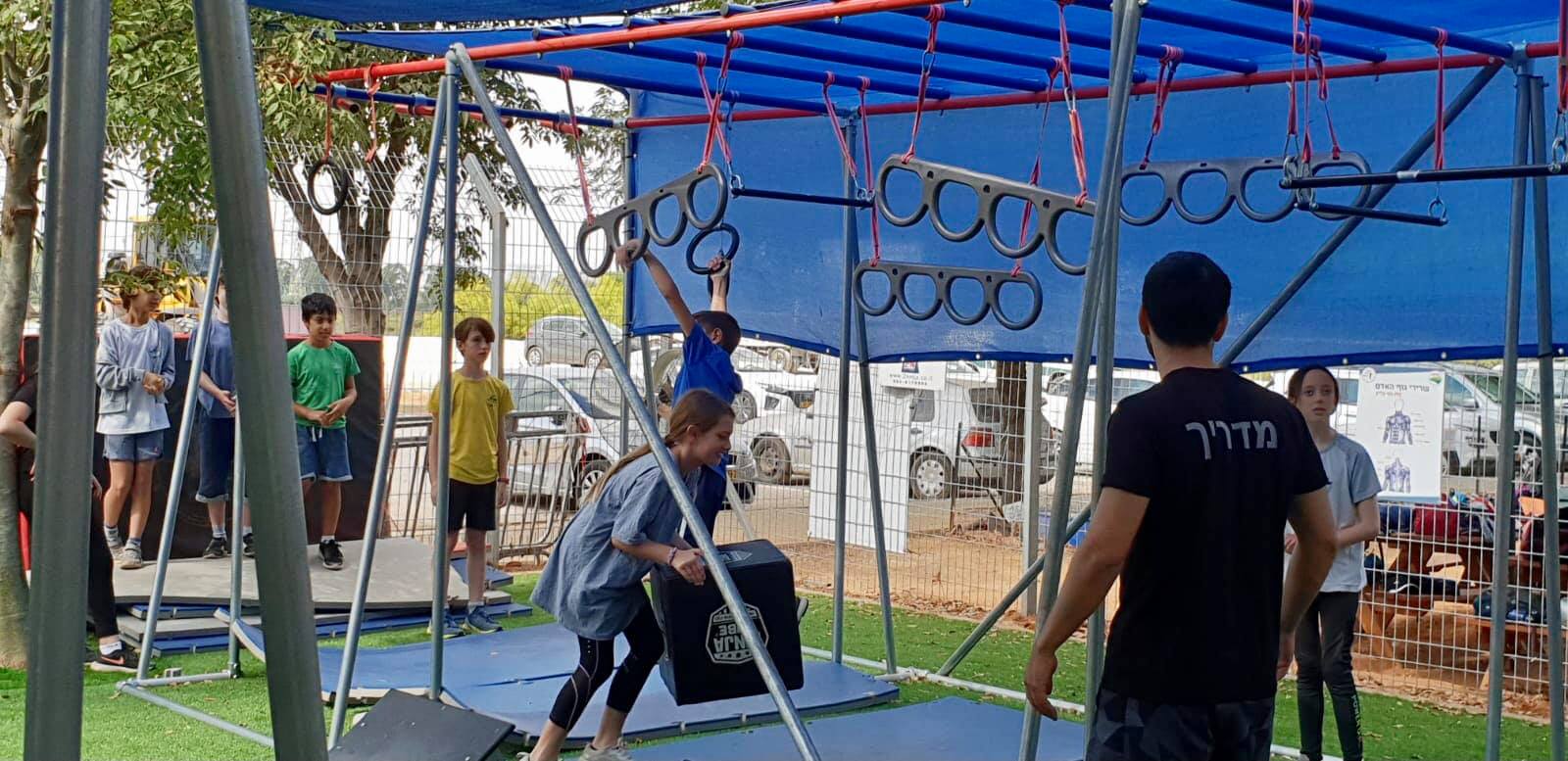 תלמידי בית חינוך יחדיו בפעילות במתחם הנינגה