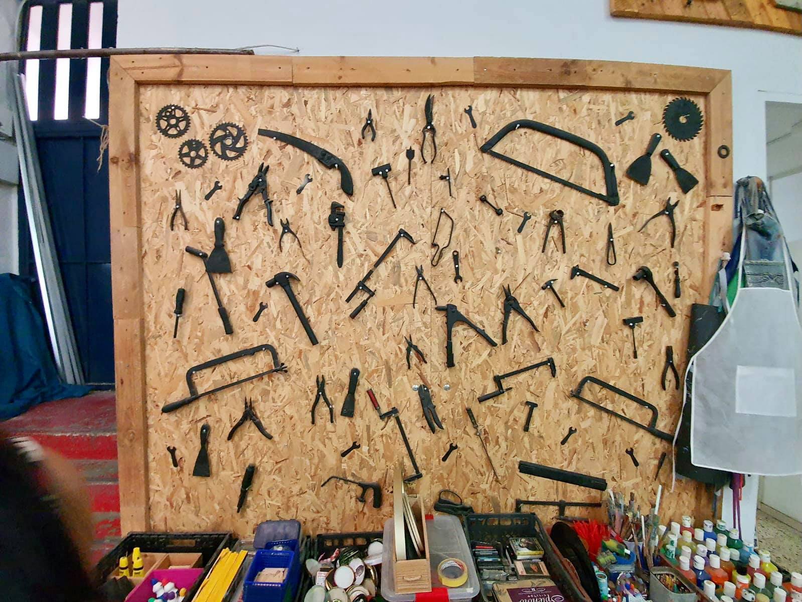 לוח שעם במרכז קיפוד עם תצוגת כלים