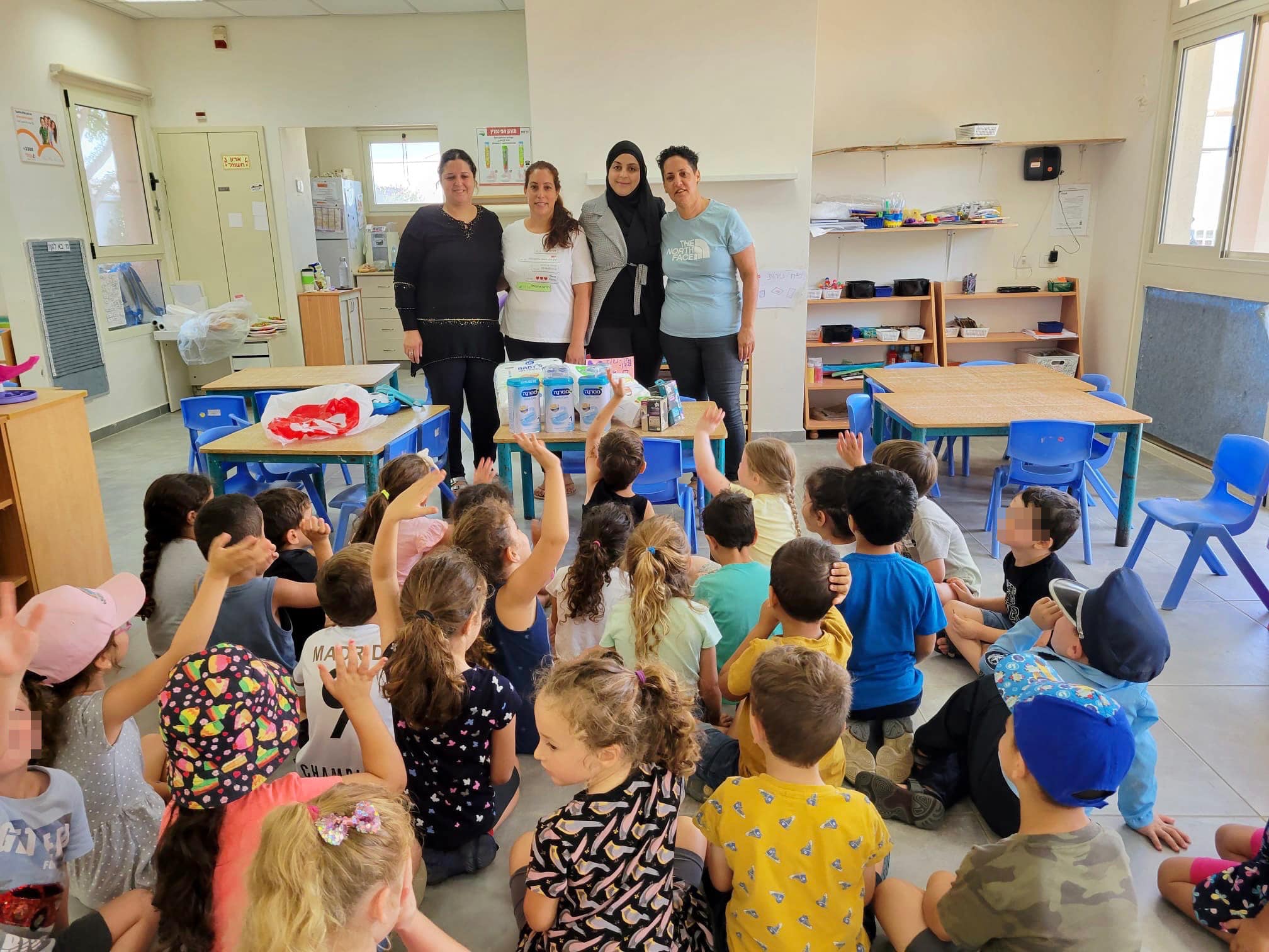 ילדי גן תמר עם הצוות החינוכי