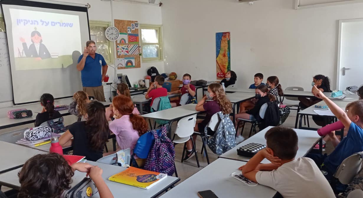הדרכה לתלמידים בנושא שמירה על הניקיון