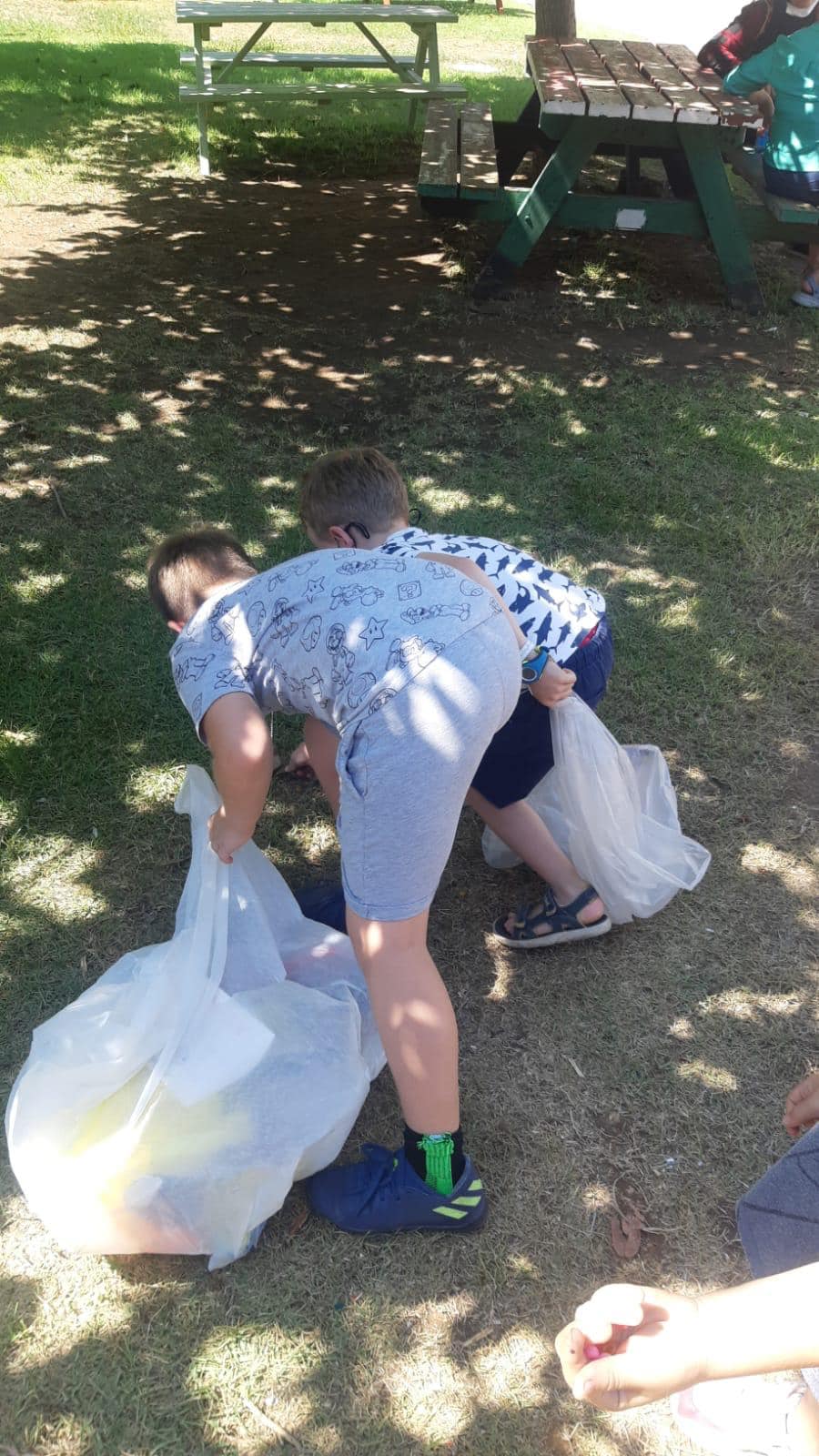 ילדים בפעילות איסוף פסולת