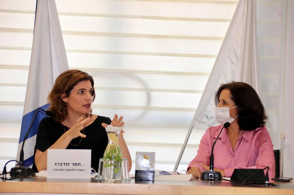 אושרת גני גונן ראש המועצה עם תמר זנדברג שרת ההגנה לסביבה