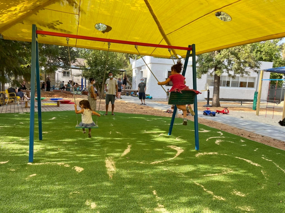 ילדי הגן משחקים בפתיחת שנת הלימודים