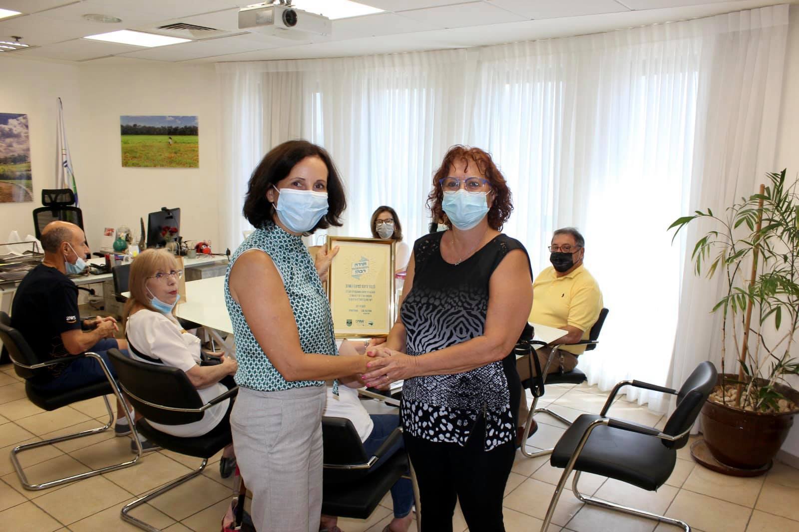 ראש המועצה מעניקה תעודת הוקרה לארגון הליונס לטינוס השרון