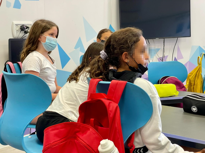 תמונה נושאית ילדים בכיתת בית הספר