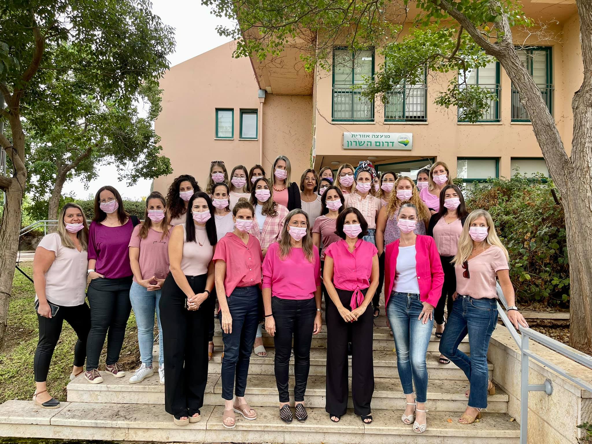 ראש המועצה עם נשות המועצה בחודש המודעות לסרטן השד