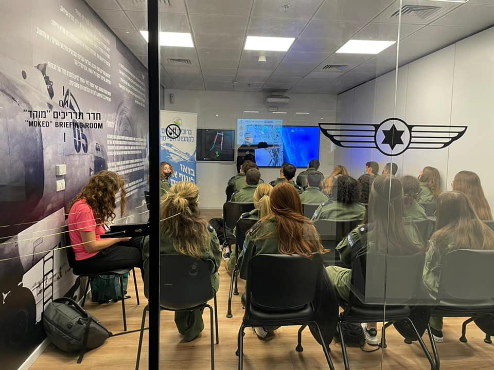 תלמידי תיכון בית חינוך ירקון ועמי אסף בפרויקט הטייסת