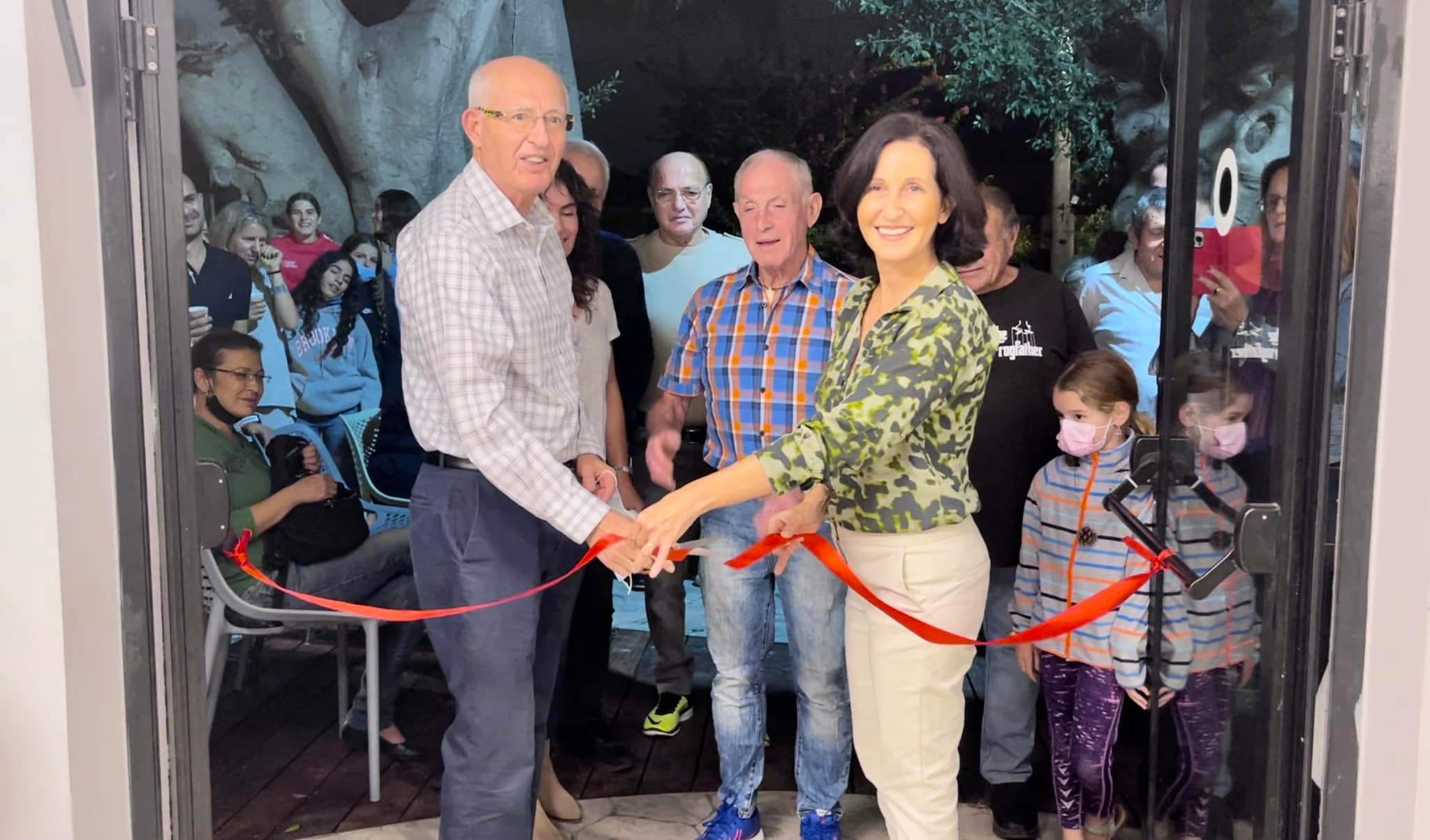  ראש המועצה אושרת גני גונן וראש המועצה לשעבר מוטי דלגו גוזרים את הסרט של המבנה המחודש