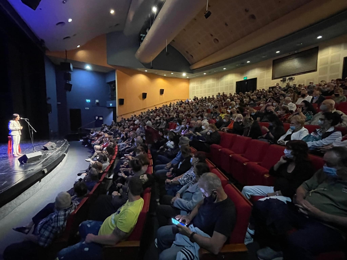 ראש המועצה אושרת גני גונן במופע לתושבים הותיקים במועצה