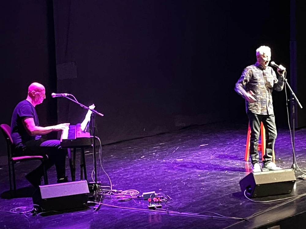 מופע של מוני מושונוב לתושבים הותיקים במועצה