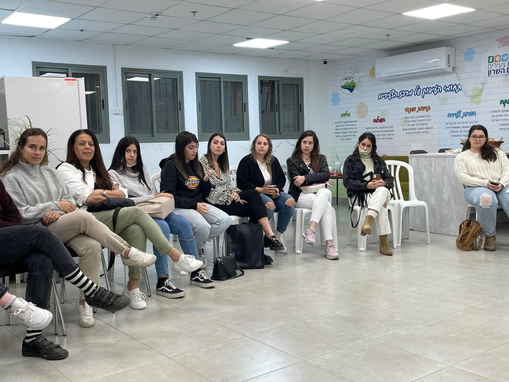 נפגשים עם המלגאים הצעירים במרכז צעירים דרום השרון