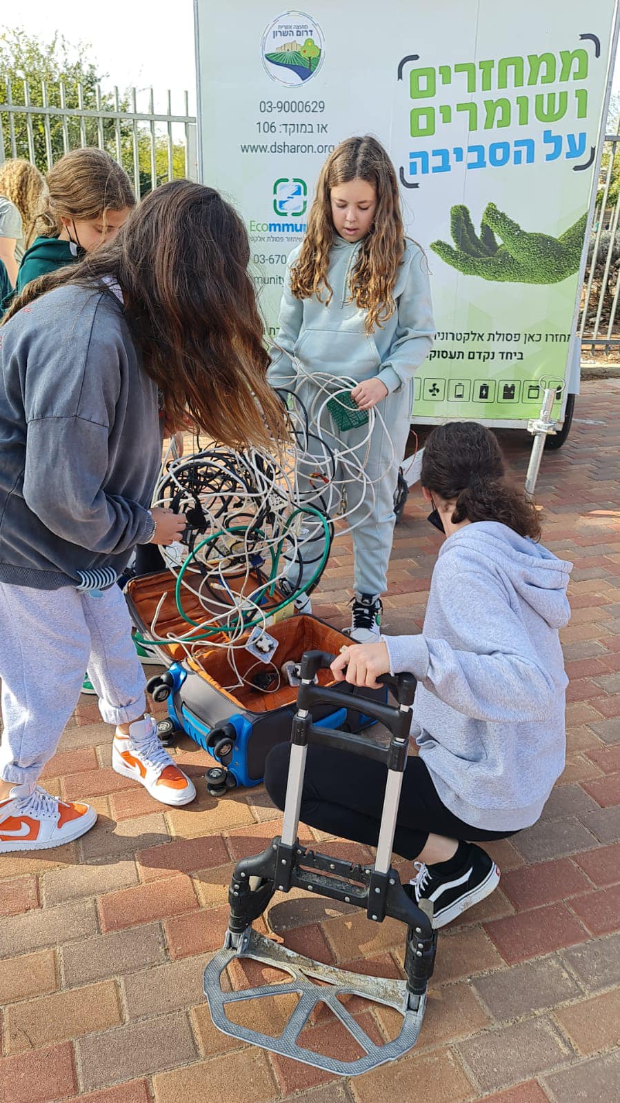 תלמידי צופית ממחזרים פסולת אלקטרונית