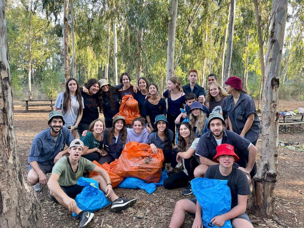 חניכות וחניכי תנועת הנוער האיחוד החקלאי ממתן במבצע הניקיון ביער חורשים