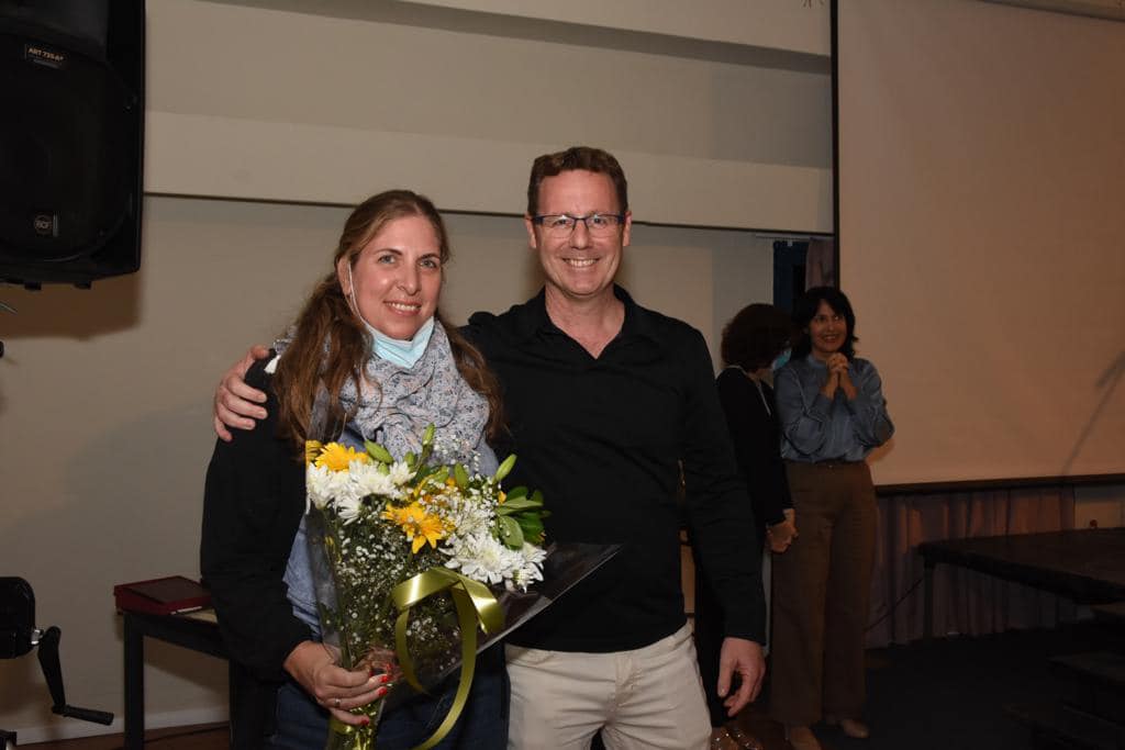 מעניקים פרחים בערב ההוקרה למתנדבי היישוב