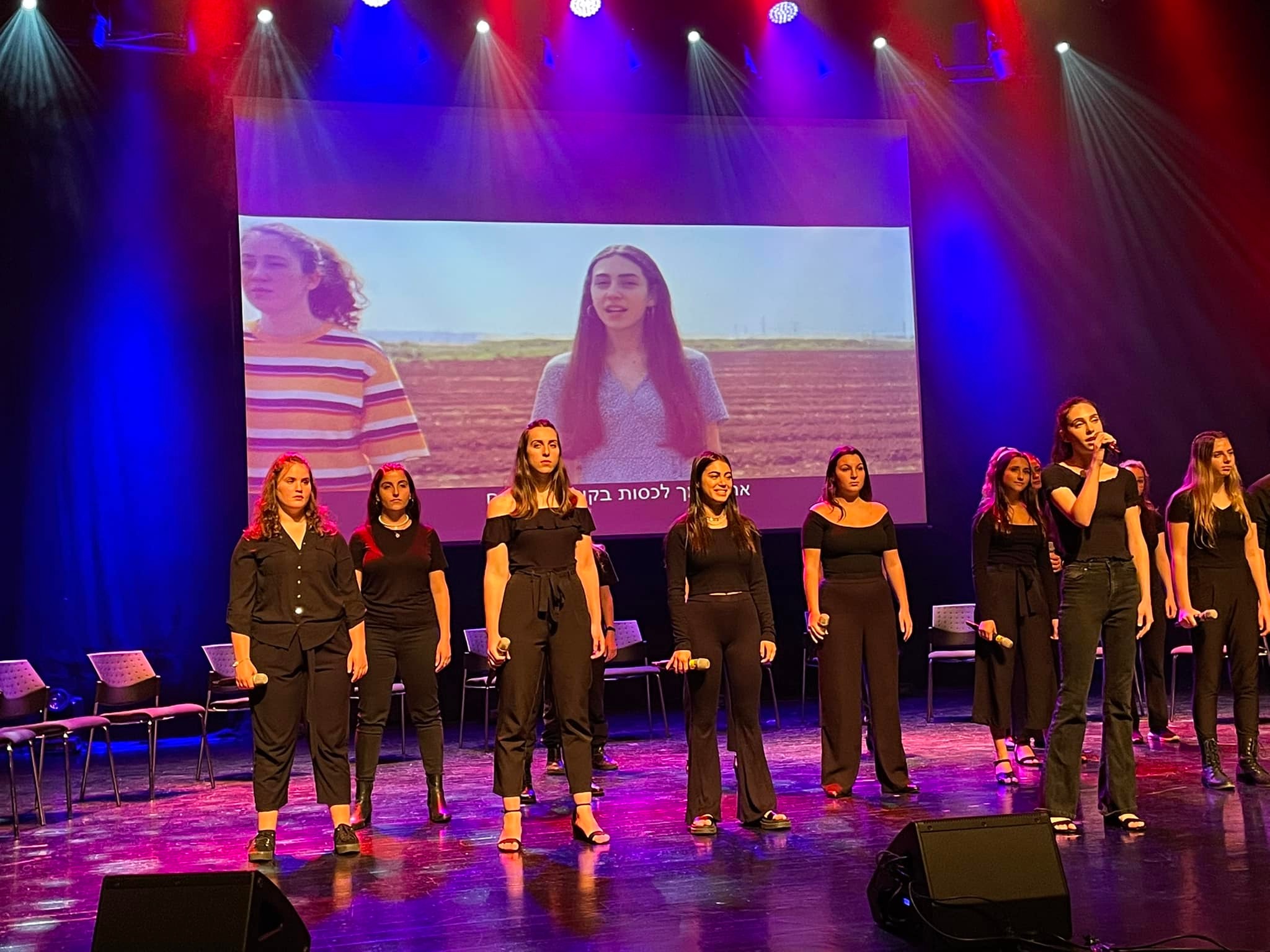 צעירי דרום השרון במופע חזקה מהרוח בהיכל