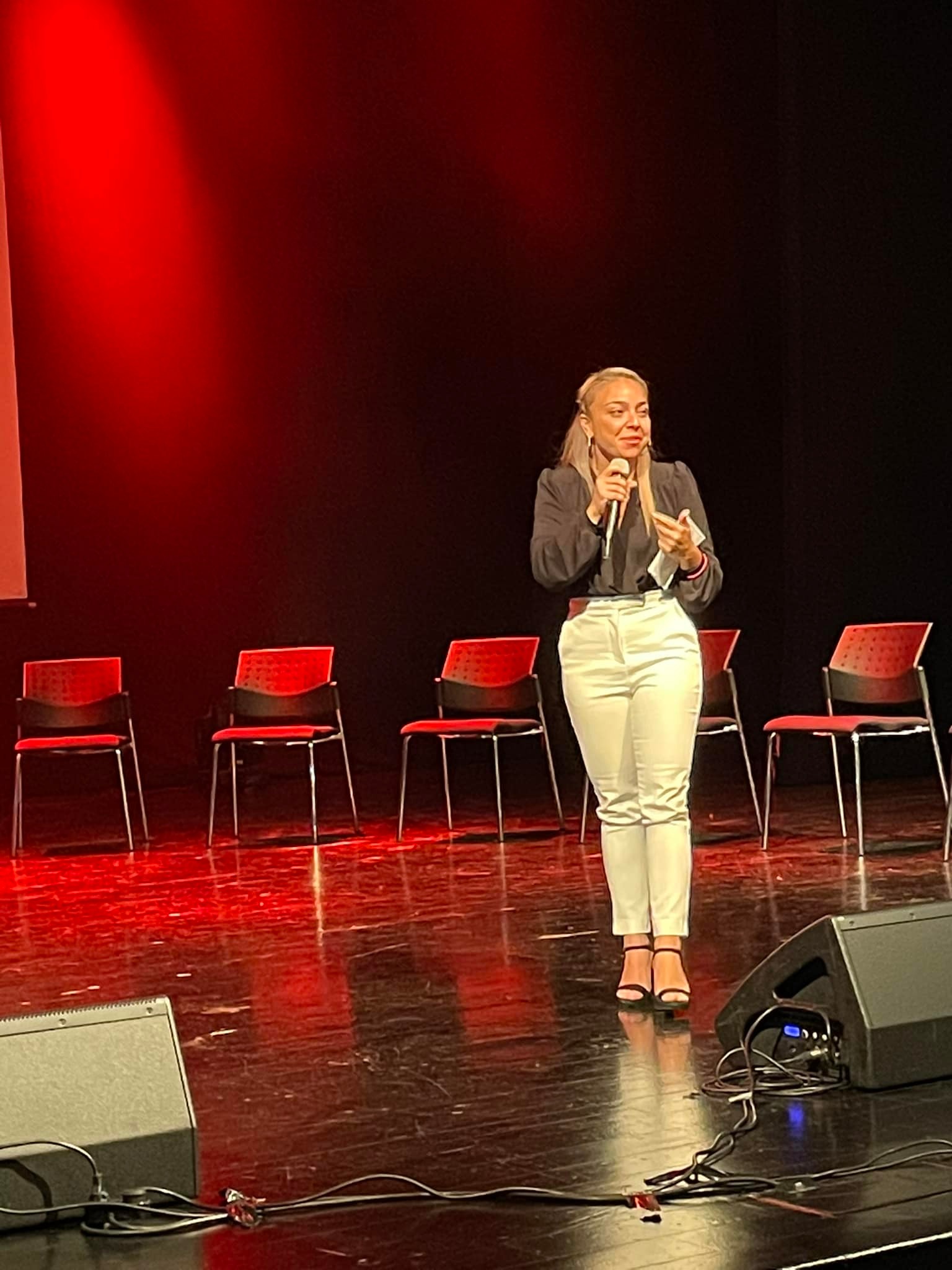 הקרנת המופע בהיכל