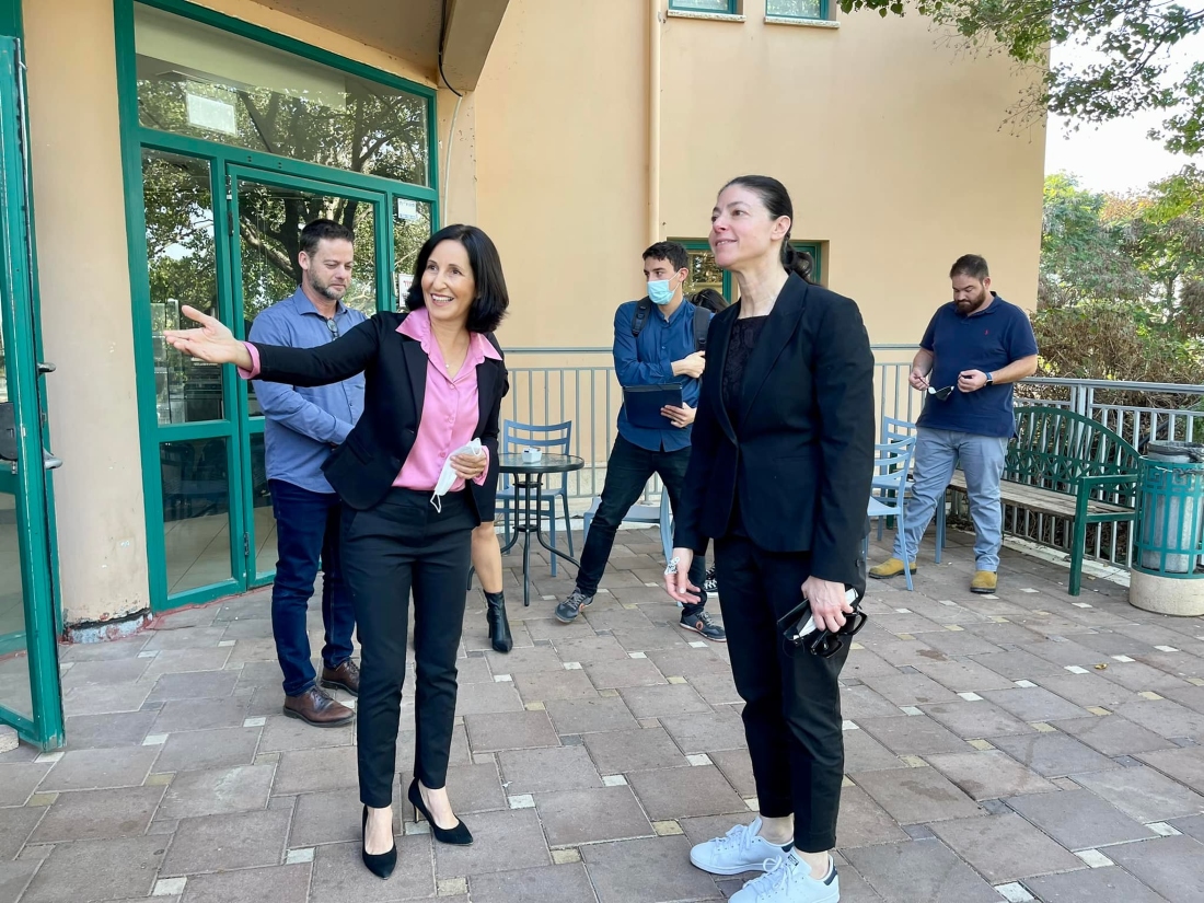 שרת התחבורה מירב מיכאלי עם ראש המועצה אושרת גני גונן במהלך הביקור