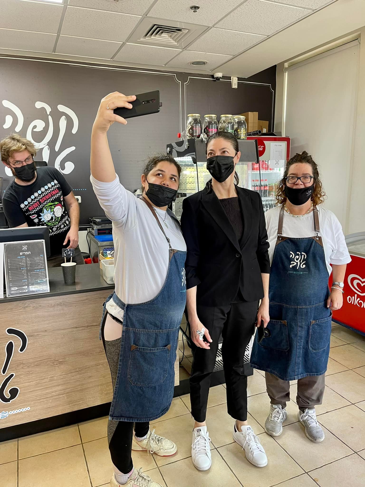 שרת התחבורה מירב מיכאלי בסלפי משותף עם אנשי המועצה בביקור