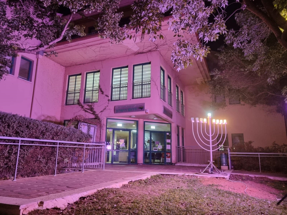 בניין המועצה מואר בסגול בערב