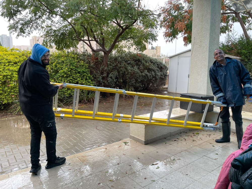 מצליח שראל וסלע מדמון מסייעים בתיקון גג בגן ילדים