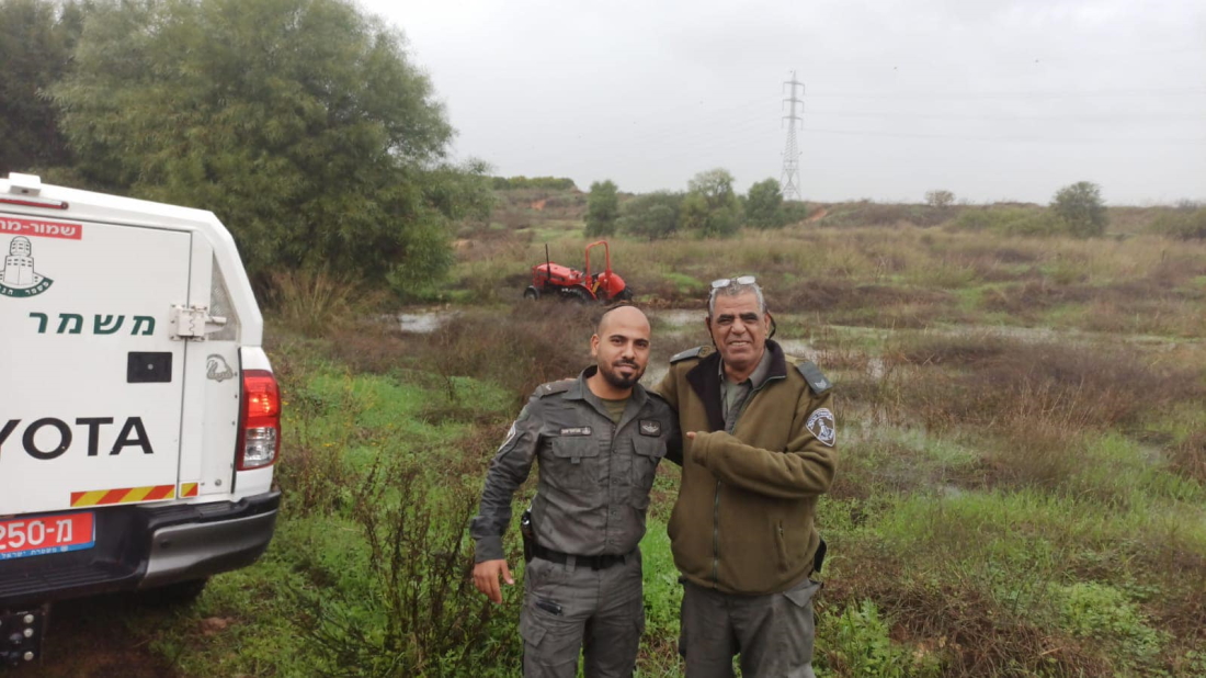 השיטור עם תושב המועצה והטרקטור שהוחזר