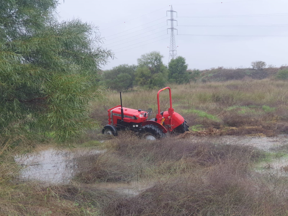 הטרקטור שנמצא שקוע בבוץ