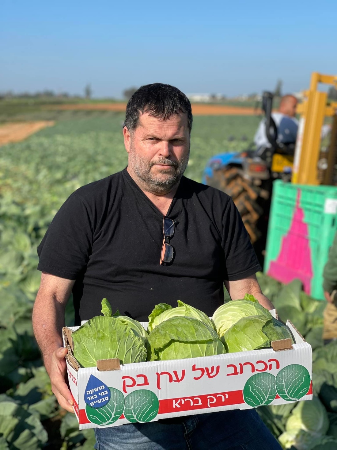 ערן בק מחזיק בארגז כרובים