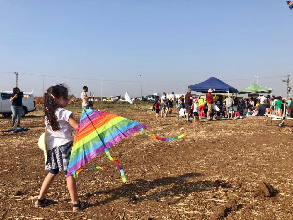תושבים מניפים עפיפונים בהפגנה למאבק בהקמת תחנות הגז בדרום השרון