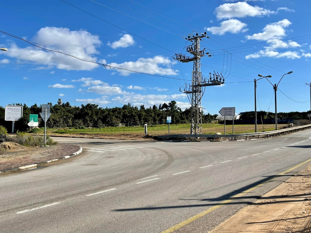 כביש הנסיעה וצומת הפנייה לבית ברל