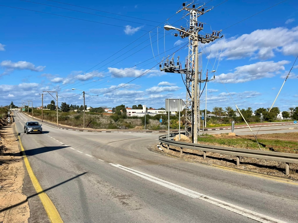 רכב בנסיעה על כביש הפנייה לצומת בית ברל