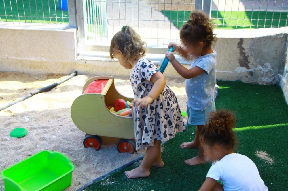 תמונה נושאית ילדים בגיל הרך בפעילות בחצר הגן