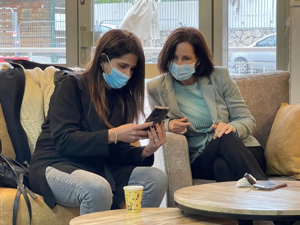 חברת הכנסת מירב בן ארי עם ראש המועצה אושרת גני גונן במהלך הביקור