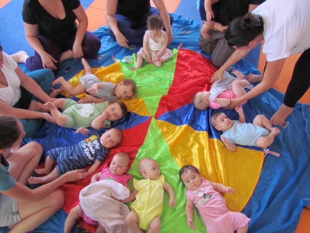 הורים ופעוטות במעגל משחק משותף