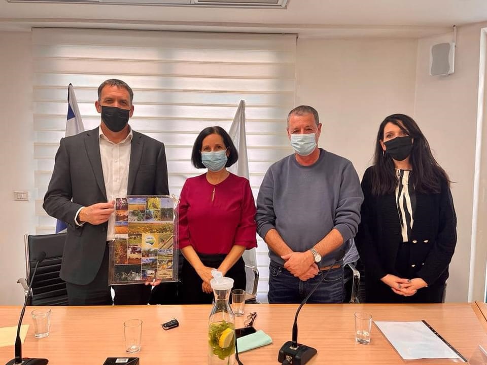 השר כהנא עם ראש המועצה אושרת גני גונן במהלך הביקור במועצה