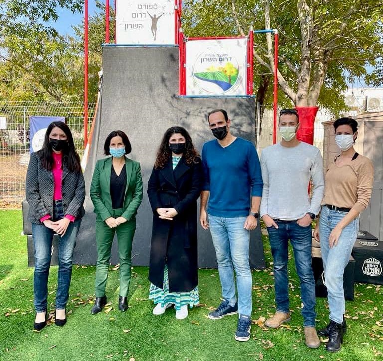 השרה שרן השכל במתחם הנינגה דרום השרון במהלך הביקור במועצה