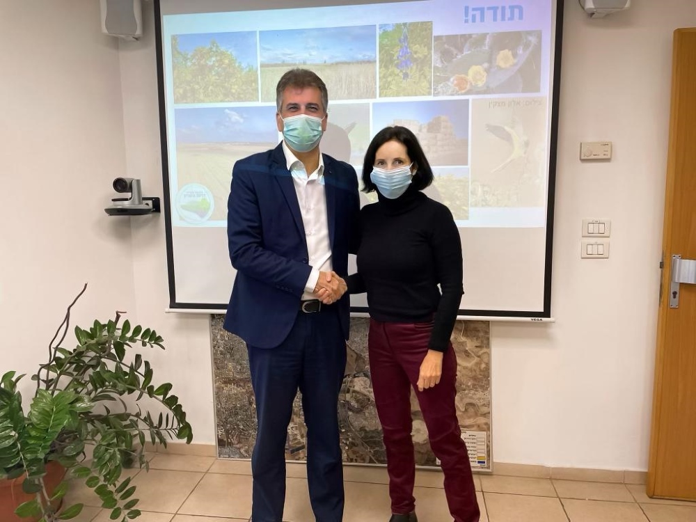 חבר הכנסת אלי כהן עם ראש המועצה אושרת גני גונן בביקור במועצה בביקור במועצה