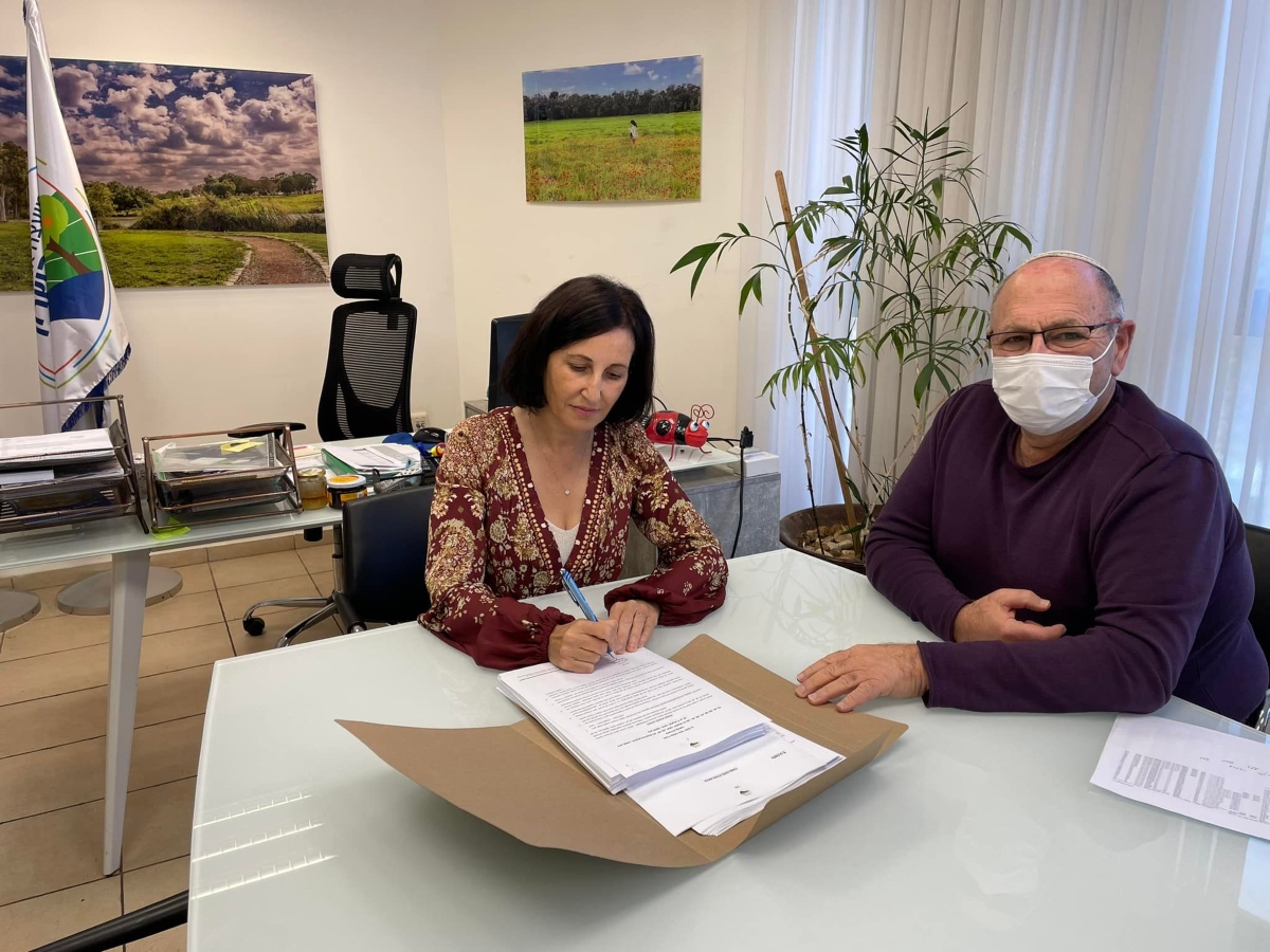 ראש המועצה אושרת גני גונן חותמת על פרסום מכרז פומבי להקמת בית עלמין מטרופוליני 