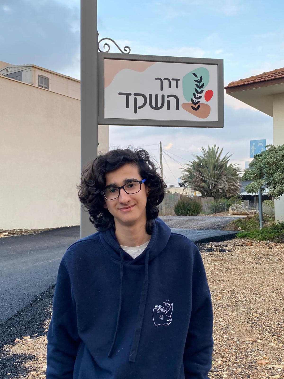 שקד דבש תושב צור נתן עומד בסמוך לשלט הרחוב על שמו דרך השקד