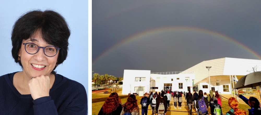 מירב פרידלנדר מנהלת עמי אסף לצד תמונת בית הספר