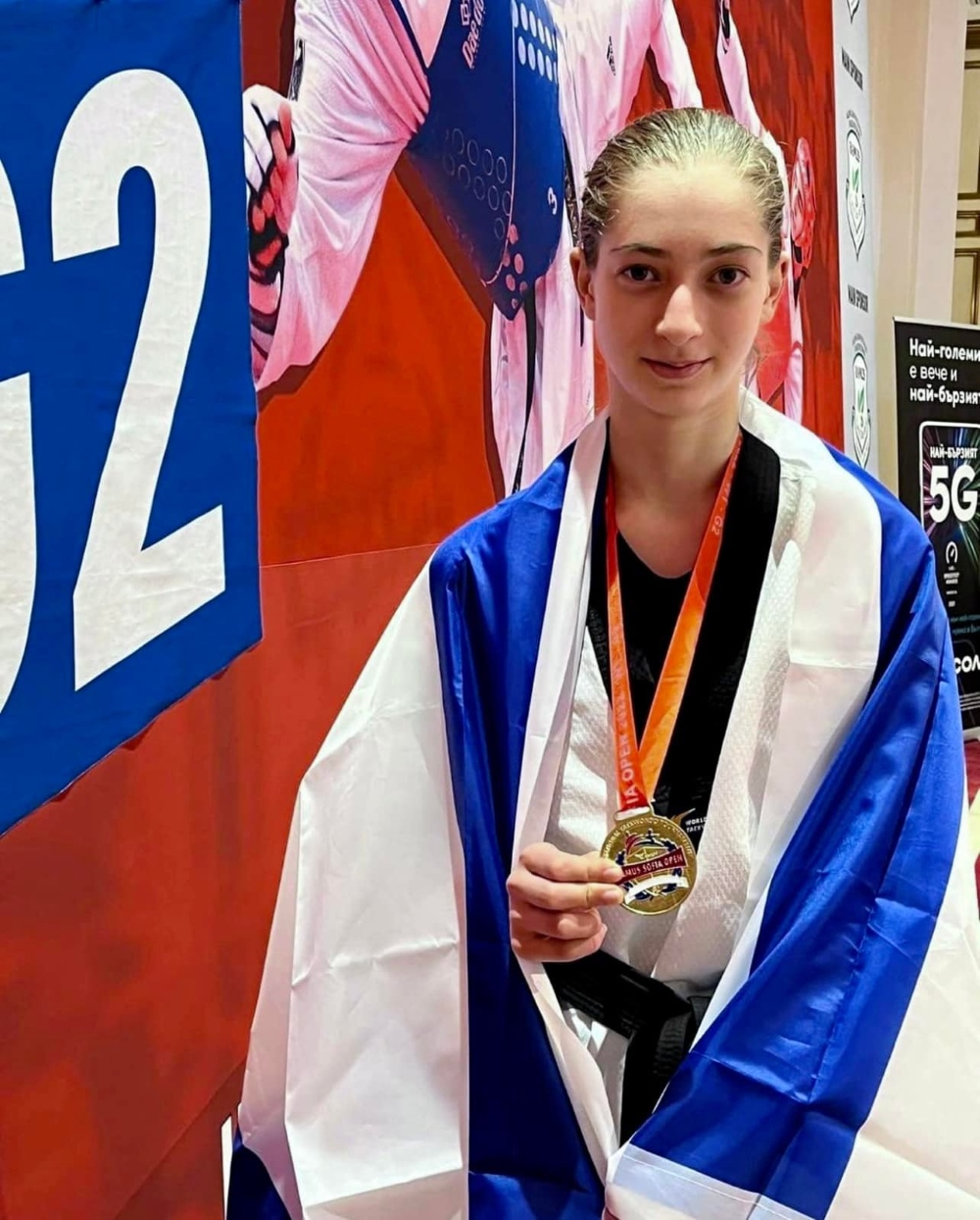 אריאל ויגדור עם מדליית הזהב ודגל ישראל