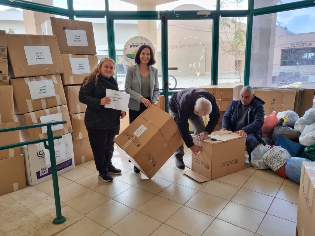 ראש המועצה וצוות המועצה עובדים על הכנת ארגזי התרומות למסירה לפליטים מאוקראינה