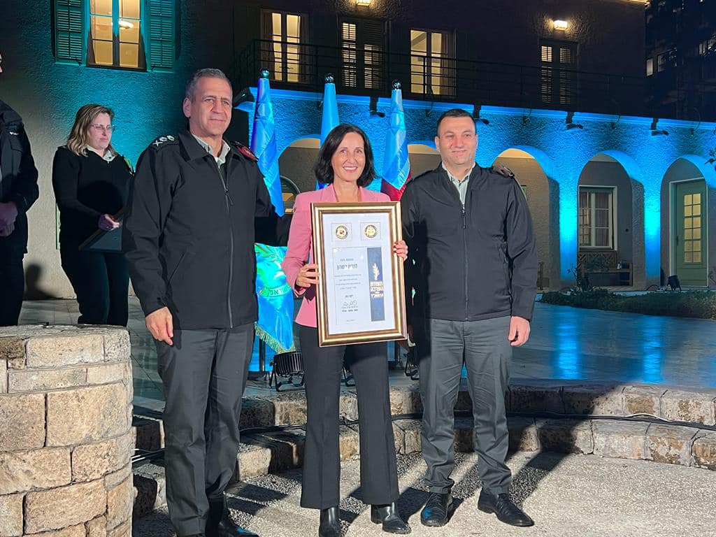 ראש המועצה אושרת גני גונן מקבלת תעודת הוקרה בשם המועצה במפגש ראשי רשויות עם הרמטכל כוכבי
