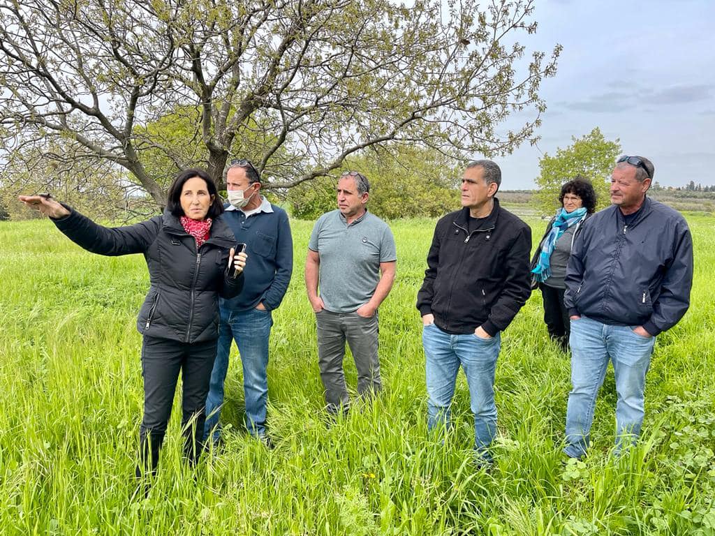 חבר הכנסת מוסי רז מסייר בשטחים החקלאיים במועצה עם ראש המועצה אושרת גני גונן וצוות המועצה