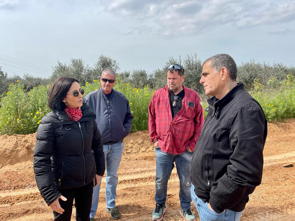 חבר הכנסת מוסי רז מסייר בשטחים החקלאיים במועצה עם ראש המועצה אושרת גני גונן וצוות המועצה