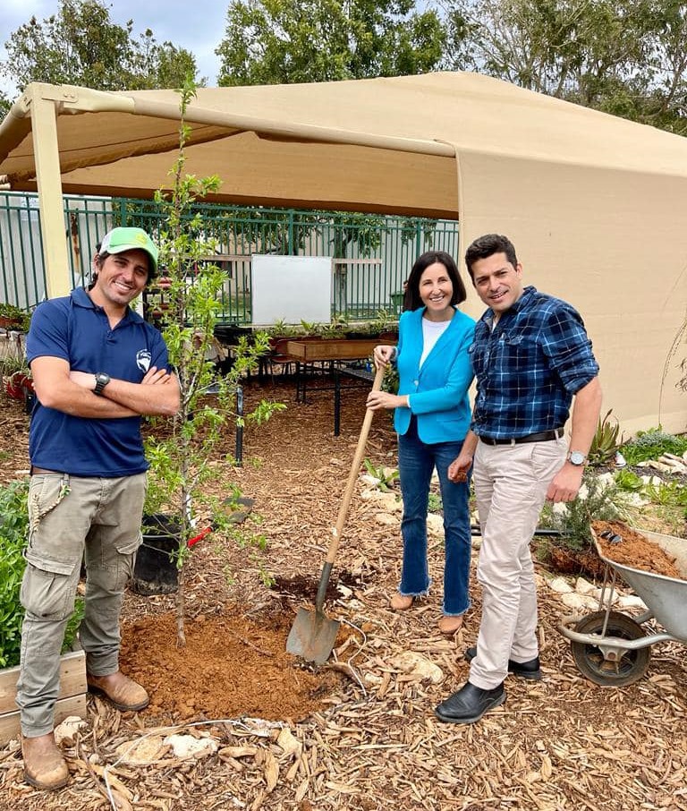 חבר הכנסת עמיחי שיקלי עם ראש המועצה אושרת גני גונן במהלך הביקור